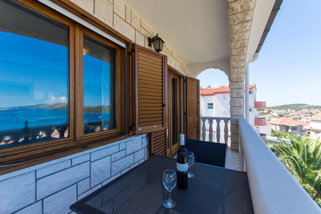 Apartments Bisera Трогир Экстерьер фото