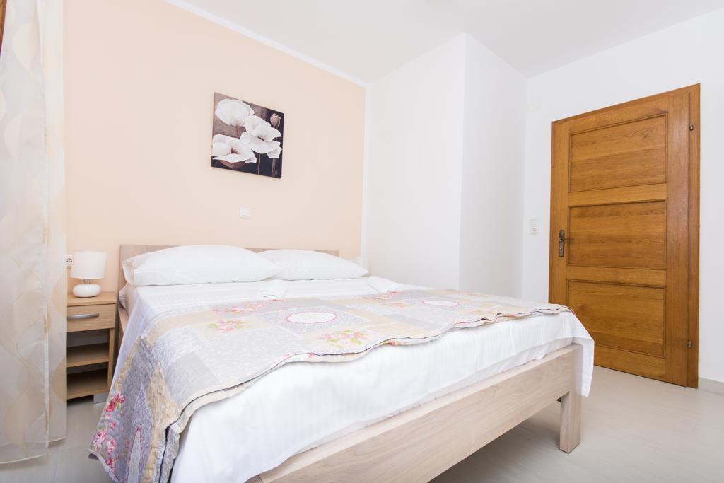 Apartments Bisera Трогир Экстерьер фото