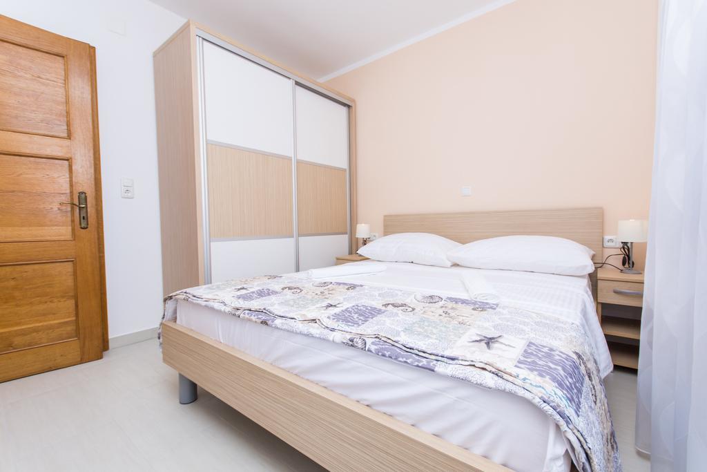 Apartments Bisera Трогир Экстерьер фото